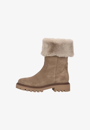 Botte de cheville en suede tan avec un col en fourrure beige clair, une semelle épaisse et un détail de logo en relief sur le côté.