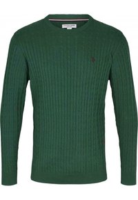 Pull en maille torsadée verte, col rond, poignets et ourlet côtelés, avec un petit logo sur la poitrine. Fabriqué en tissu tricoté texturé.