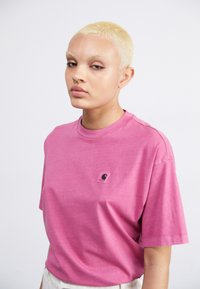 Carhartt WIP NELSON - Jednoduché tričko - magenta