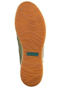 Suola di una scarpa Josef Seibel, con una base in gomma arancione caratterizzata da motivi ondulati e una piccola etichetta blu. Il lato mostra una tomaia in pelle beige.
