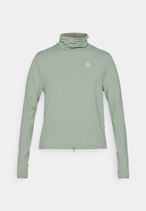 Lichtgroen lang mouw top met een hoge kraag, voorzien van gestreepte textuur, logo op de borst en een ritssluiting aan de onderkant.