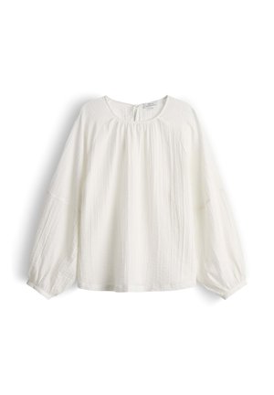 Blusa bianca a maniche lunghe con scollo rotondo, tessuto arricciato sul petto e maniche leggermente gonfie con polsini elastici.