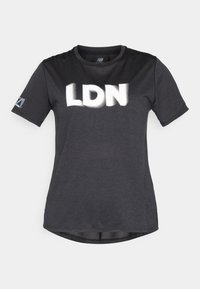 Camiseta atlética negra de manga corta con "LDN" impreso en blanco en el frente. Presenta un escote redondeado y una tela texturada.