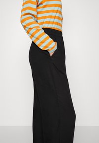 Monki Παντελόνι - black dark