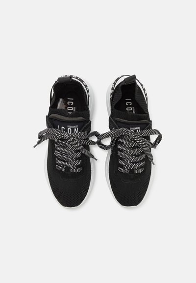 Sneaker in maglia nera con superficie testurizzata, suola bianca e lacci a fantasia bianca e nera. Presenta il marchio sul tallone e sulla linguetta.
