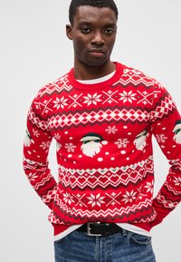 Roter Strickpullover mit Weihnachtsmustern, darunter Weihnachtsmann-Gesichter, Schneeflocken und geometrische Designs. Gerippter Halsausschnitt und Bündchen.