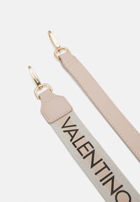 Sangle d'épaule en tissu beige avec le texte "VALENTINO" en noir, avec des accents en cuir crème et des clips en métal doré.