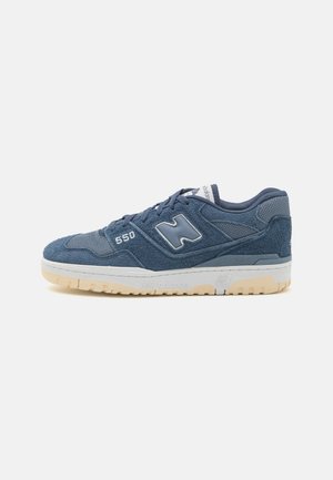 Niebieskie sneakersy z zamszu i siateczki z białym logo, napisem 550 po boku oraz kremową gumową podeszwą. Niski krój z wyściełanym kołnierzem.