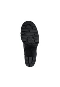 Suola in gomma nera con superficie texturizzata e motivo a scansione. Punta arrotondata con leggero arco. Tallone rinforzato per maggiore durata.