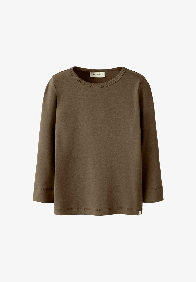Brązowa koszulka z długim rękawem wykonana z miękkiego materiału, z prążkowanym okrągłym dekoltem i prostym dołem, z minimalnymi przeszyciami.