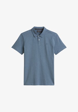 Blauwe kortgebouwde poloshirt met een kraag, gemaakt van textuurstof. Heeft knopen en een klein logo op de borst.
