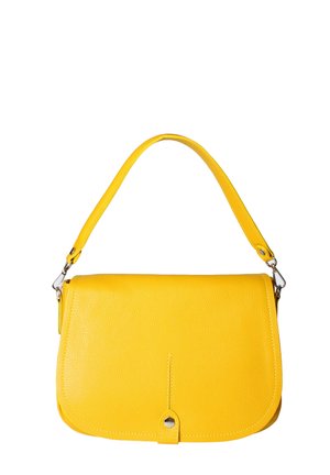 Sac à épaule en cuir jaune avec une texture lisse, fermeture à rabat et une courte sangle. Présente un accent métallique à l'avant.