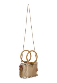 Goldene gewebte Handtasche mit runden Griffen aus Rattan, verziert mit floralen Applikationen und einem Kristallbesatz, mit einem Kettenriemen ausgestattet.