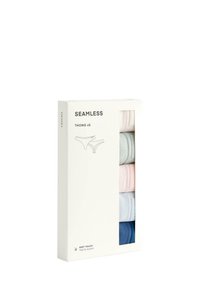 Naadloze stringset van vijf in pastelkleuren: lichtroze, mintgroen, lichtblauw en marineblauw. Zachte stof met een gladde textuur.