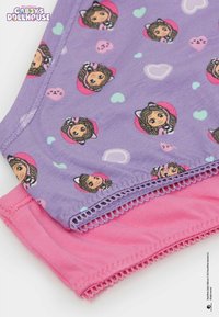 Twee paar kindermode: één paar paars met kattenmotieven en harten, en één effen roze met decoratieve kantranden.