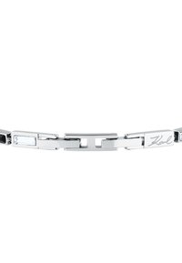 Bracciale in tonalità argento con anelli rettangolari intrecciati, caratterizzato da una combinazione di finiture lucide e testurizzate. Include una pietra rettangolare trasparente.