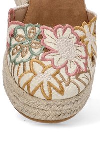 Espadrille bordada con diseños florales en tonos rosa, verde y beige sobre una parte superior de tela beige, con una suela de yute texturizada.