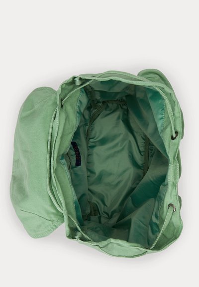 Κουβαδοκαπέλο από ανοιχτό πράσινο ύφασμα, αναποδογυρισμένο, με λεία, λαμπερή εσωτερική επένδυση και μια μικρή ραμμένη ετικέτα Polo Ralph Lauren.