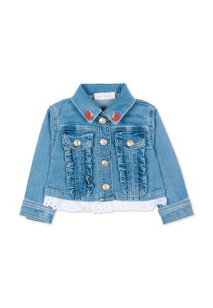 Giacca da bambino in denim azzurro chiaro con bottoni argentati, tasche frontali arricciate, fragole ricamate sul colletto e orlo con bordo in pizzo sangallo bianco.