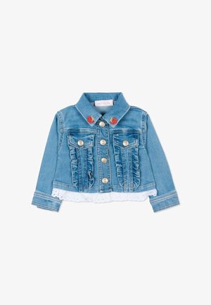 Veste pour tout-petit en denim bleu clair avec boutons argentés, poches avant à volants, fraises brodées sur le col et ourlet orné de dentelle blanche à œillets.