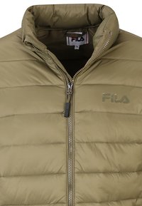 Ljusgrön vadderad jacka från Fila med hög krage, dragkedjestängning och horisontella sömmar. Tillverkad av ett slätt, glänsande material.