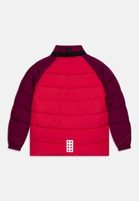 Kurtka puchowa z czerwonym korpusem i ciemnofioletowymi rękawami, o pikowanej strukturze i metką z logo na dolnym plecaku. Czarny kołnierz z zapięciem na zatrzask.