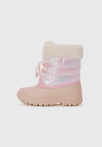 Bottes d'hiver roses avec un revers en fourrure blanche duveteuse, en matériau brillant semblable au vernis, et semelle en caoutchouc texturée avec des rainures pour une meilleure adhérence.
