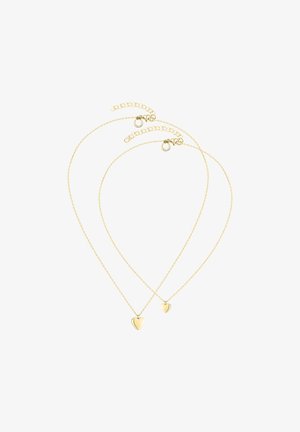 Eine goldfarbene, doppellagige Halskette mit zwei herzförmigen Anhängern, einem größeren und einem kleineren, an zarten Ketten mit verstellbarer Länge.