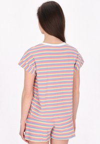 Kurze Ärmel, mehrfarbig gestreiftes Pyjama-Set in Pastellfarben. Weicher Rippstoff mit entspannter Passform und weißen Akzenten am Ausschnitt.