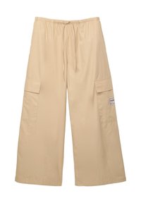 Pantaloni cargo beige con vita elasticizzata e cordino, dotati di due tasche laterali e un dettaglio a toppa sulla parte anteriore.