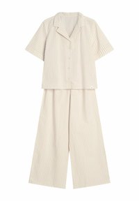 Dwuczęściowy zestaw odzieży domowej w paski w odcieniach beżu i kremu, z krótkimi rękawami, zapinana na guziki koszula oraz spodnie o szerokich nogawkach. Miękka tekstura materiału.
