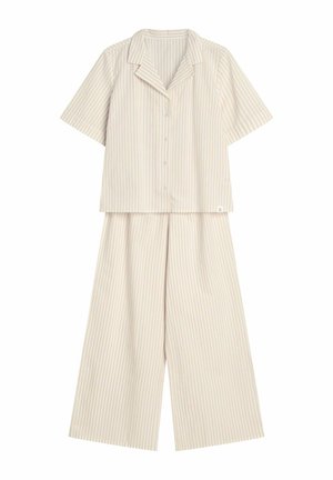 Dwuczęściowy zestaw odzieży domowej w paski w odcieniach beżu i kremu, z krótkimi rękawami, zapinana na guziki koszula oraz spodnie o szerokich nogawkach. Miękka tekstura materiału.