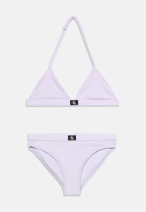 Σετ μπικίνι Calvin Klein ανοιχτού μωβ χρώματος με ρυθμιζόμενο τοπ halter και ταιριαστά σλιπ χαμηλής μέσης, και τα δύο με μαύρες ετικέτες λογότυπου.