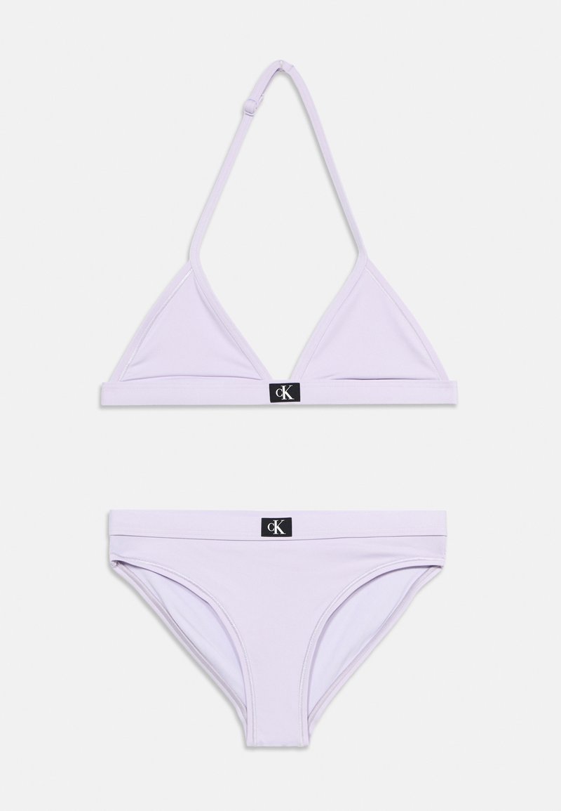 Σετ μπικίνι Calvin Klein ανοιχτού μωβ χρώματος με ρυθμιζόμενο τοπ halter και ταιριαστά σλιπ χαμηλής μέσης, και τα δύο με μαύρες ετικέτες λογότυπου.