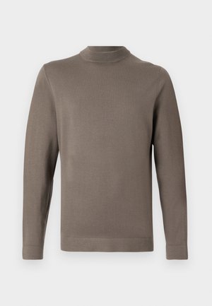 Maglione lungo marrone a maniche lunghe realizzato in un tessuto morbido e liscio, con un collo alto e cuciture minime. Il design è semplice e moderno.