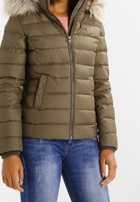 Hilfiger Denim Bunda z prachového peří - khaki