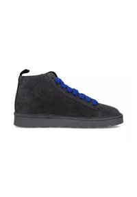 Sneakers alte in suede nero con lacci blu, superficie strutturata e suola in gomma nera. Dotate di un passante al tallone.