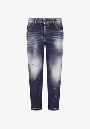 Jeans de mezclilla azul oscuro desgastados con áreas descoloridas, pequeños desgarros, salpicaduras de pintura, cierre de botón y puños doblados.