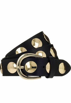 Ceinture en cuir noir ornée de grands clous circulaires dorés brillants et d'une boucle courbée en or, enroulée sur un fond blanc.