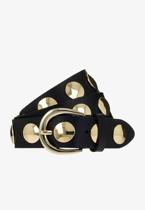 Ceinture en cuir noir ornée de grands clous circulaires dorés brillants et d'une boucle courbée en or, enroulée sur un fond blanc.