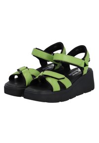 Sandales en cuir vert avec des brides réglables, design ouvert à l'avant et une épaisse semelle noire en platforme. Présentent des boucles pour un maintien sécurisé.