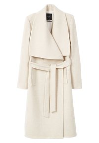 Abrigo envolvente de mezcla de lana en color beige que presenta un cuello ancho, mangas largas, cinturón de lazo y una superficie texturizada con patrón.