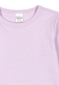 Top a manica lunga lilla realizzato in cotone a costine con scollatura rotonda. L'etichetta presenta "Fred's World" con istruzioni per la cura.