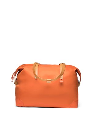 Sac de sport rectangulaire orange avec poignées couleur beige, une sangle à pression à l'avant, une fermeture éclair sur le dessus et une petite étiquette rouge sur le côté droit avant.