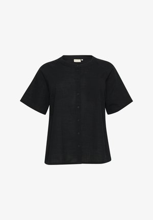 Blusa negra de manga corta, hecha de tela texturizada, con un escote redondo, cierre frontal de botones y un bolsillo en el pecho.