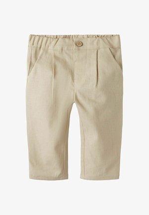 Beige linnen broek met een elastische tailleband, voorkant plooien en een kleine houten knop; geen zichtbare zakken. Strakke textuur, verkorte lengte.