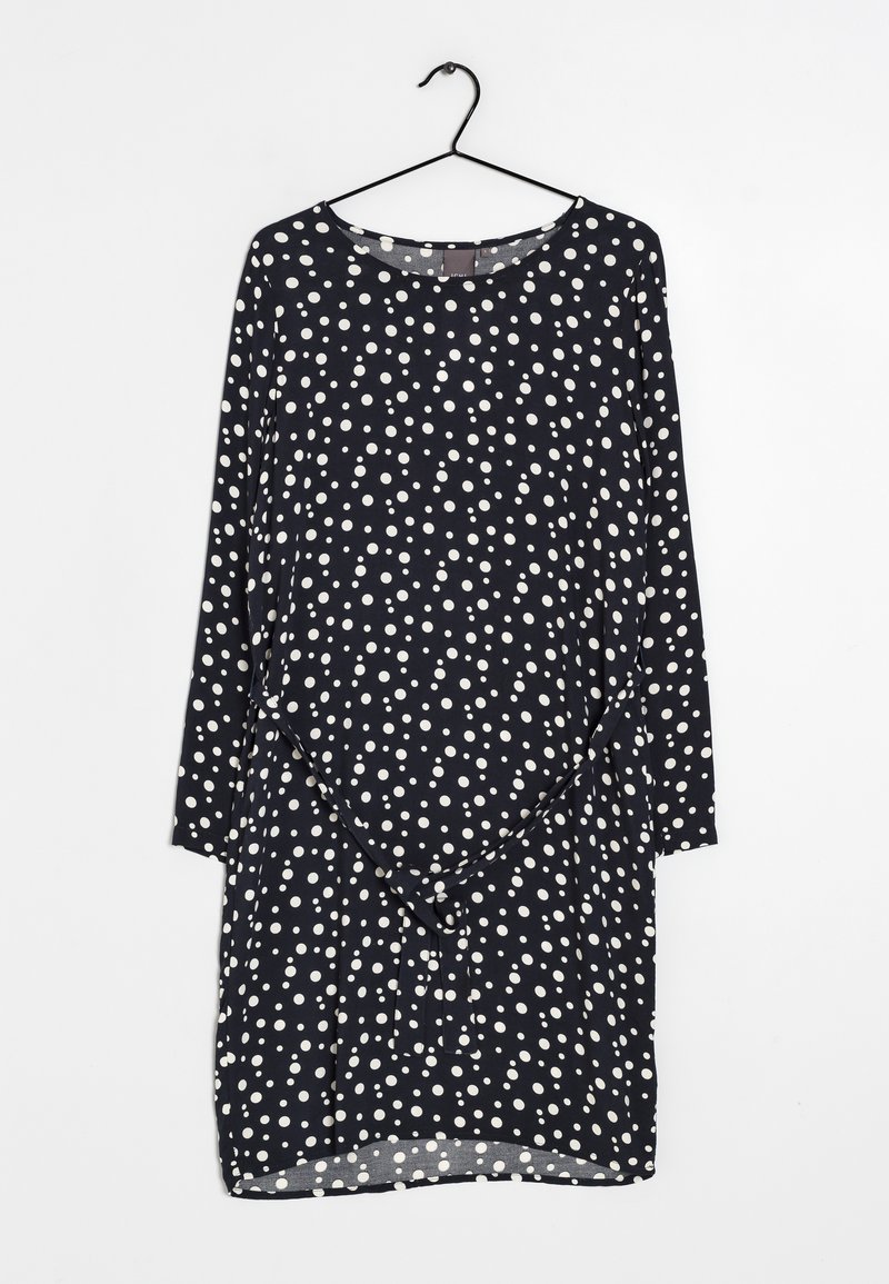 Sukně s puntíky v námořnické modři s bílými tečkami. Dlouhé rukávy, kulatý výstřih, uvolněný střih, nařasený detail v pase, lehká tkanina.