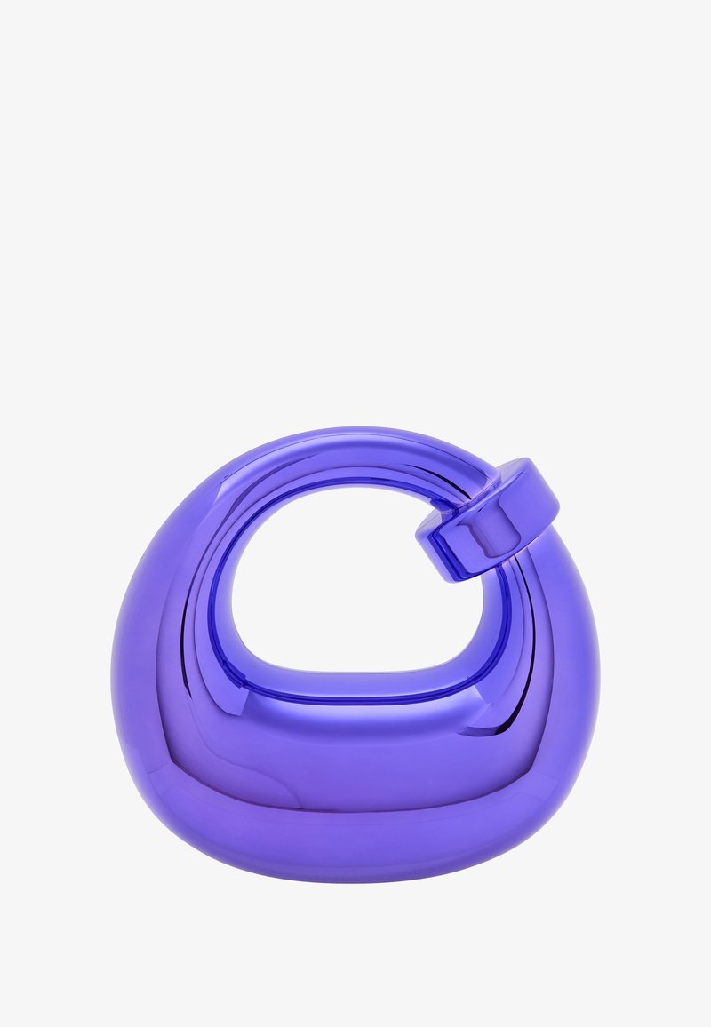 Fioletowy szklany wazon o zaokrąglonym, organicznym kształcie i grubym uchwycie u góry. Gładka powierzchnia z błyszczącym wykończeniem.