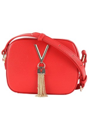 Bolso de mano texturizado rojo con forma rectangular, herrajes dorados y acento de borlas. Presenta una correa para el hombro y un detalle prominente del logo.