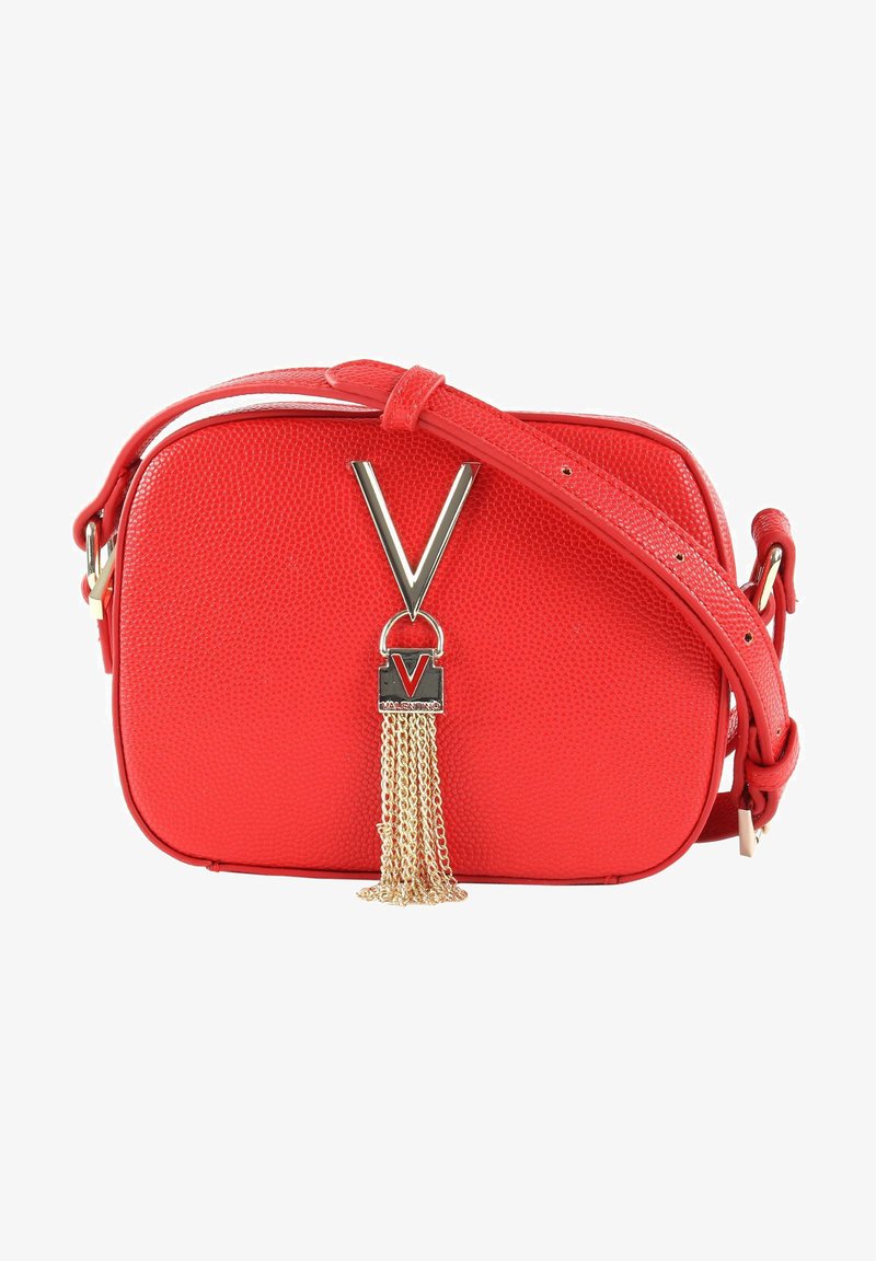 Bolso de mano texturizado rojo con forma rectangular, herrajes dorados y acento de borlas. Presenta una correa para el hombro y un detalle prominente del logo.